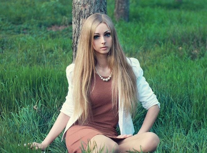 Alina Kovaleskaya: Năm 2013, Alina Kovaleskaya - cô gái 20 tuổi, người Ukraina gây sốt cộng đồng mạng nhờ có dáng vẻ không khác gì búp bê.
