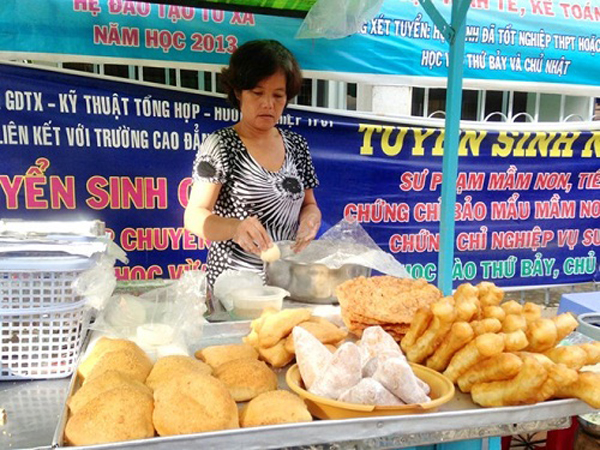 Bà Lê Thị Đào, bán bánh tiêu trên đường Xô Viết Nghệ Tĩnh (Cần Thơ), cho biết mỗi ngày bà bán từ 500 -700 cái bánh tiêu và bánh củ cải, với giá 5.000 đồng/2 cái. Gia đình bà có 3 người tham gia công việc này.