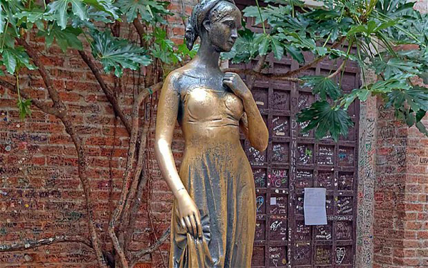 Người ta tin rằng, xoa tay vào ngực phải của bức tượng nàng Juliet ở Verona (Italy) sẽ mang lại may mắn trong tình yêu.