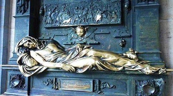 Năm 1356, Senna Klass tử nạn trong trận chiến đòi công bằng hòa bình cho Brussels. 600 năm sau, bức tượng mà người dân thực hiện tưởng nhớ ông vẫn được giữ gìn bảo tồn nguyên vẹn.