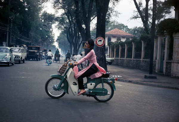 Hình ảnh những người phụ nữ mặc áo dài đi xe gắn máy không phải hiếm gặp.