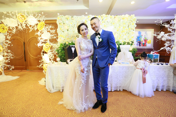 Quỳnh Nga và Doãn Tuấn có mặt khá sớm chuẩn bị cho hôn lễ của mình.