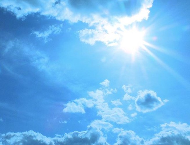 Tắm nắng 15 phút mỗi ngày. Khoảng 90% lượng vitamin D của cơ thể được tổng hợp từ ánh nắng mặt trời. Trong khi đó, người có mức vitamin D thấp có nguy cơ mắc ung thư tăng vọt.