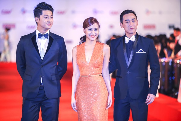 Hoàng Thùy Linh xuất hiện trong liên hoan phim vào tối 23/11 tại Hà Nội cùng 'bạn trai tin đồn' Harry Lu và Hứa Vĩ Văn trên thảm đỏ.