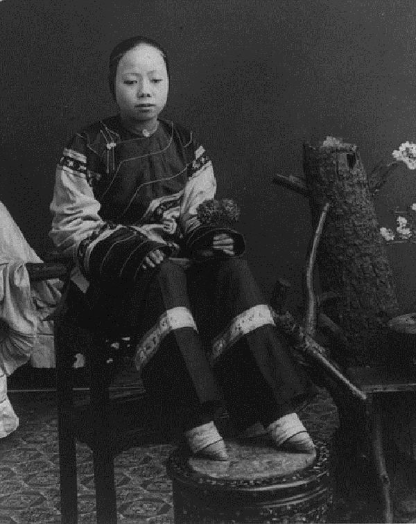 'Kim liên tam thốn' hay gót sen ba tấc là một tiêu chuẩn lạ kỳ về vẻ đẹp của phụ nữ Trung Quốc xưa.