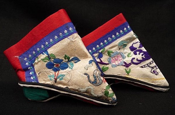 Những đôi giày sen được thêu họa tiết tinh tế và sinh động trên chất liệu vải lụa này làm tôn thêm vẻ đẹp kỳ bí, e ấp của phụ nữ Trung Quốc xưa.