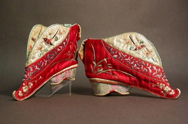 Đôi giày sen màu đỏ thường được phụ nữ Trung Quốc đi vào ngày cưới.