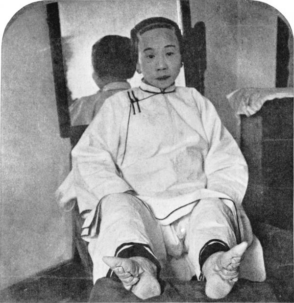 Đối với phụ nữ Trung Quốc thời đó, đôi chân nhỏ 'gót sen' được coi là một nét đẹp của nữ giới.