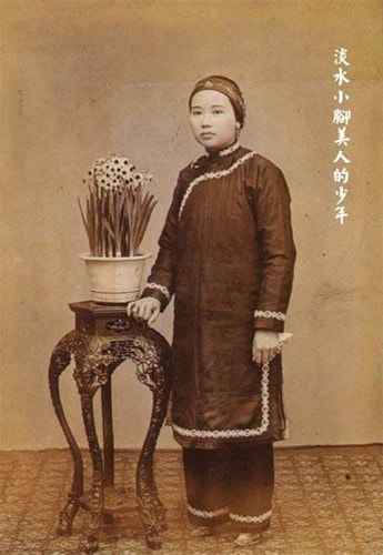 Năm 1911, chính phủ mới của Trung Quốc tuyên bố xóa bỏ hủ tục bó chân đau đớn. Dẫu vậy, tại những vùng thôn quên vẫn có thể bắt gặp các cụ bà với bàn chân bó tới biến dạng.