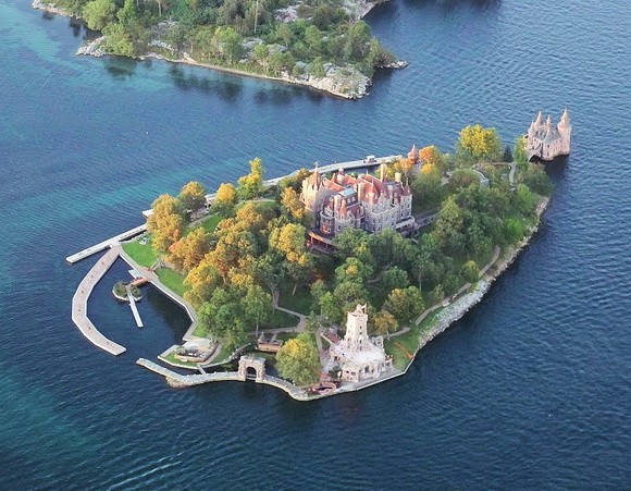 Đảo trái tim (Mỹ): Thuộc thị trấn Alexandria, hạt Jefferson, New York, lâu đài Boldt trên đảo Heart là nơi thú hút rất nhiều du khách. Hầu hết các tòa nhà trên đảo mở cửa miễn phí cho khách.