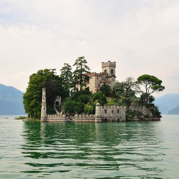Đảo Loreto (Italy): nằm ở hồ Iseo, một trong 4 hồ rộng nhất Italy. Trong tiếng Italy, đảo có tên L’isola di Loreto là hòn đảo nhỏ nhất hồ, đây là khu vực thuộc sở hữu tư nhân.