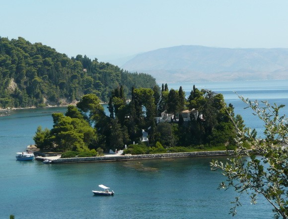 Pontikonisi (Hy Lạp): Hòn đảo đầy thông xinh đẹp này là một trong những nơi được chụp hình nhiều nhất ở Hy Lạp. Đây còn là nơi có rất nhiều hải cẩu, chim chóc và cá.