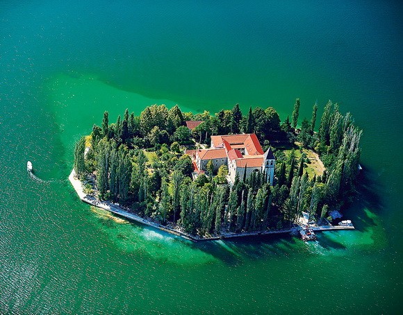 Đảo Visovac (Croatia): Hòn đảo nổi tiếng ở rừng quốc gia Krka có từ triều đại Francisca năm 1576. Những tòa nhà kiến trúc đơn giản được bao bọc bởi rặng cây bách vươn lên trời.