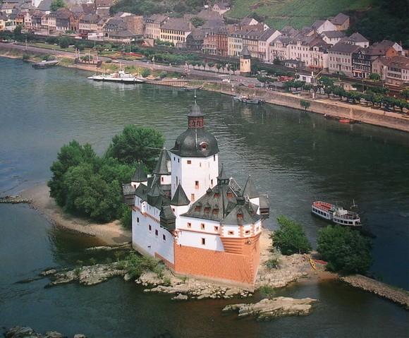 Đảo Pfalz (Đức): Nằm trên dòng sông Rhine, dài chưa đến 90 m, đảo nằm mấp mé trên mặt nước. Giữa đảo trồng rất nhiều nho.
