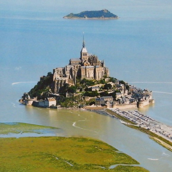 Đảo Mont Saint-Michel (Pháp): Năm 2009, cư dân của đảo là 44 người. Đây cũng là một trong những di sản thế giới được UNESCO công nhận, và đón hơn 3 triệu lượt du khách mỗi năm.