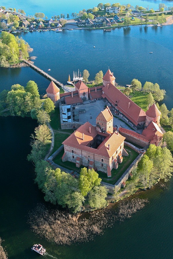 Lâu đài Trakai (Lithuania): Nằm trên một hòn đảo ở hồ Galve, Lithuania.Lâu đài đá này được xây dựng từ thế kỷ 14 với 1.409 công nhân.Mỗi năm, lâu đài này đón khoảng 300.000 du khách.