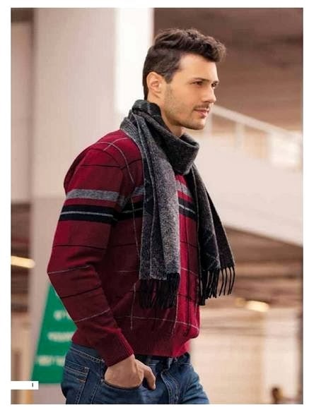 Chiếc áo len màu đỏ sẫm phố sọc ngang mạnh mẽ này là thiết kế dành cho người đàn ông thành đạt của bạn.