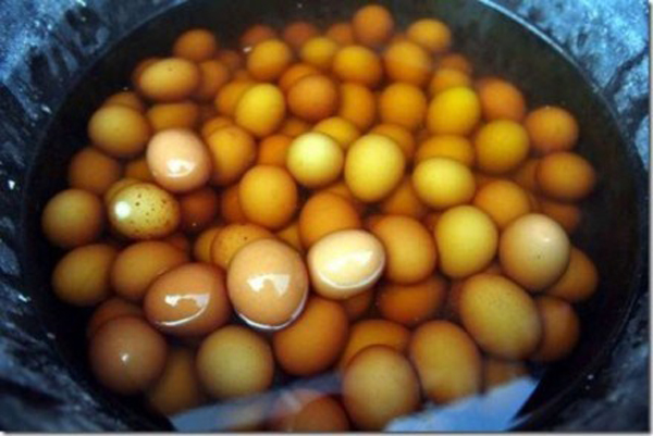 Trứng chín sẽ có màu sậm, vị mặn mòi và hương thơm đặc trưng mà không món ăn nào có được. Được biết món ăn này có công dụng giải nhiệt, giúp máu lưu thông và phục hồi năng lượng cho cơ thể.