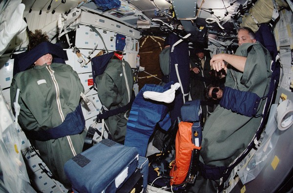 Thông thường, các phi hành gia sử dụng những chiếc túi ngủ đặc biệt, giúp họ không bị trôi nổi khi đang say giấc.
