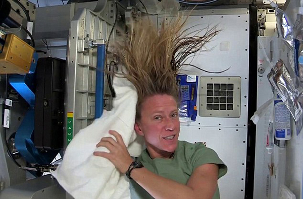 Sau khi gội đầu, nước sẽ bốc hơi từ tóc của phi hành gia này để trở thành độ ẩm trong không khí. Chúng sẽ được hệ thống điều hòa không khí của tàu ISS thu thập để ngưng tụ, sau đó sẽ được tái sử dụng.