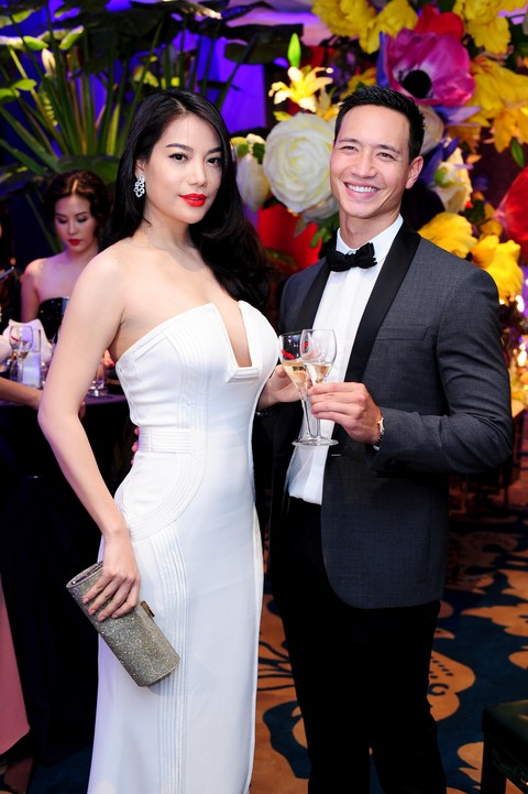 Nam diễn viên Kim Lý có thể tránh được sức hấp dẫn từ chiếc đầm trắng ôm sát và cúp ngực thế này không?