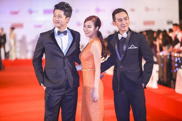 Hoàng Thùy Linh khá may mắn khi đứng cạnh 2 nam diễn viên điển trai.