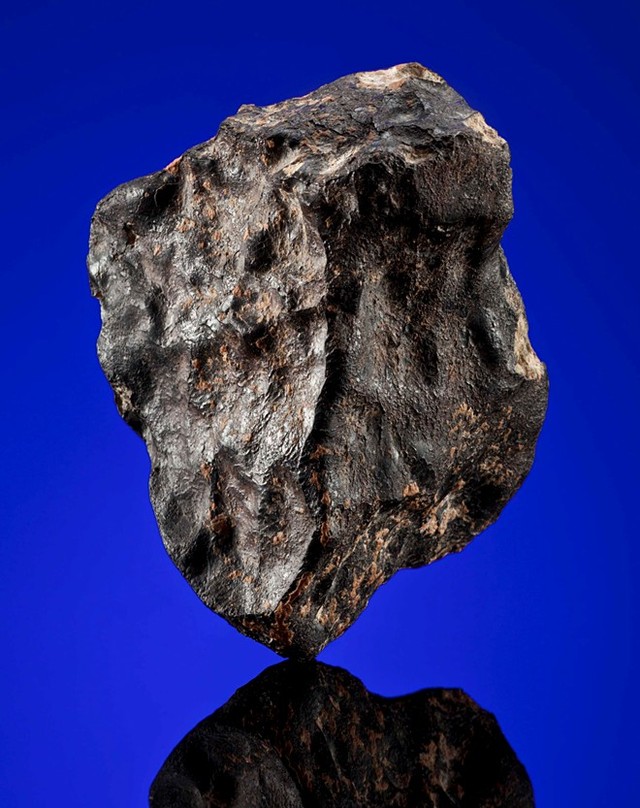 26.000 USD (hơn 500 triệu đồng) là giá khởi điểm của viên đá từng văng khỏi bề mặt của sao Hỏa. Người ta phát hiện nó tại Morocco vào năm 2012.