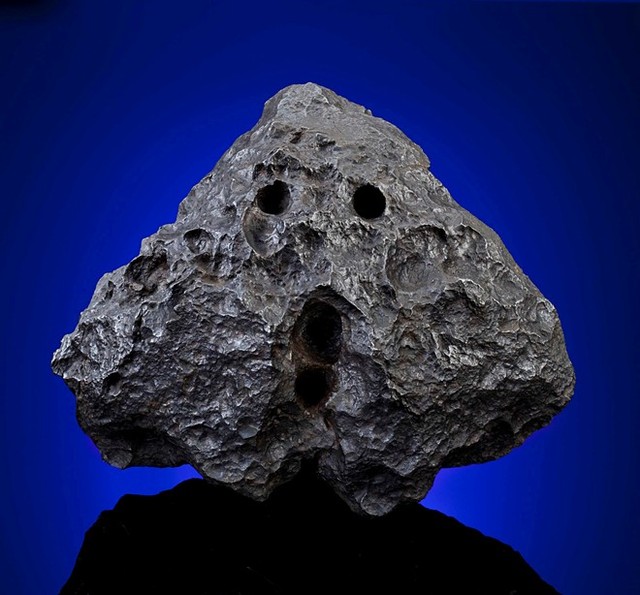 Những người săn thiên thạch phát hiện khối sắt này tại Morocco vào năm 2007. Giá khởi điểm của nó là 65.000 USD (gần 1,4 tỷ đồng).