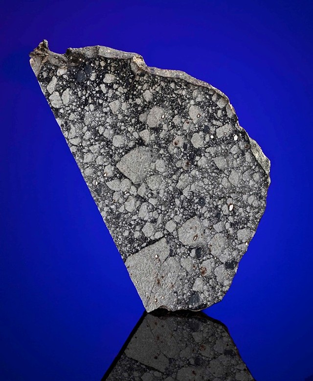 Mẩu đá từ mặt trăng có giá khởi điểm 110.000 USD (hơn 2 tỷ đồng) - mức giá khởi điểm cao nhất so với những thiên thạch khác. Người ta tìm thấy nó tại Morocco vào năm 2007.