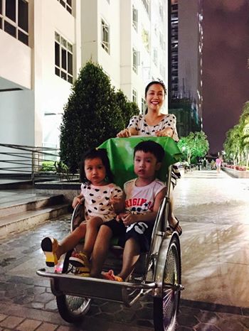 Bà bầu Ốc Thanh Vân chở hai bé Cô Ca và Cô La đi chơi bằng xe xích lô.