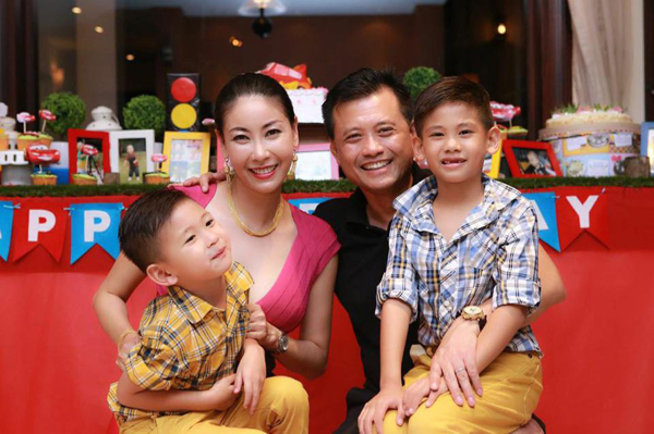 Từ khi lên xe hoa lần hai với doanh nhân Huỳnh Trung Nam, Hoa hậu không còn tham gia các hoạt động showbiz để chuyên tâm làm người vợ đảm, mẹ hiền.