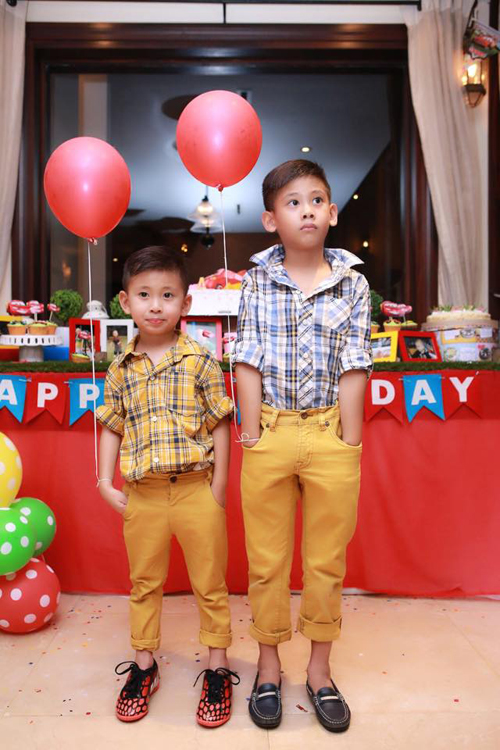 Cậu bé cùng anh trai Vương Khang được mẹ cho diện bảnh bao với trang phục ton sur ton.