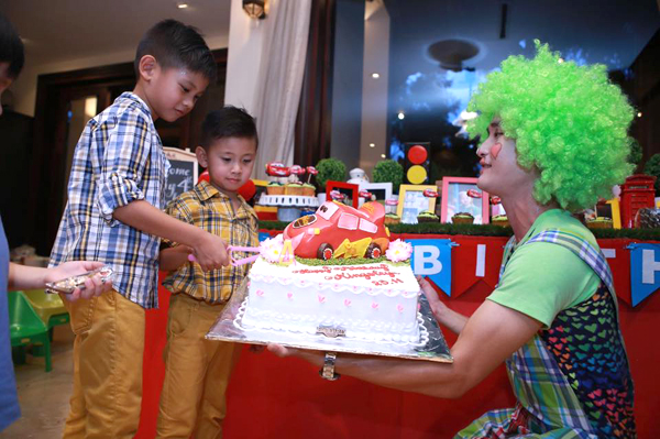 Tiệc sinh nhật Vương Khôi được tổ chức tại biệt thự sang trọng của vợ chồng Hà Kiều Anh ở TP HCM.