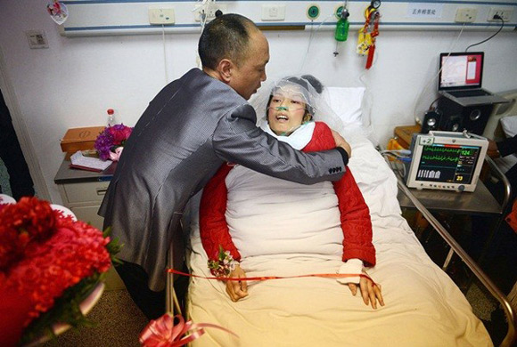Đám cưới của cặp đôi Vương Toàn Thắng (44 tuổi) và Hoàng Huệ Anh (42 tuổi) ở bệnh viện Tứ Xuyên, Trung Quốc khiến nhiều người xúc động.
