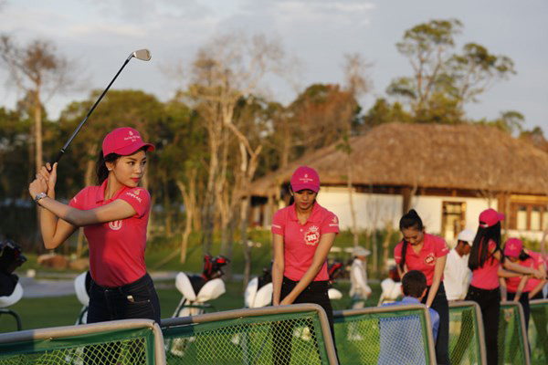 Tại Phú Quốc, các thi sinh được tham gia môn thể thao quý tộc - Golf.