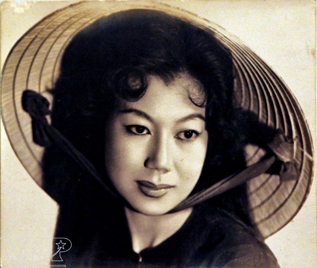 Được mệnh danh là một “kỳ nữ” của làng sân khấu kịch nói miền Nam lúc bấy giờ, NSND Kim Cương không chỉ thu hút khán giả bằng tài năng diễn xuất mà còn là nhan sắc mặn mà của bà.