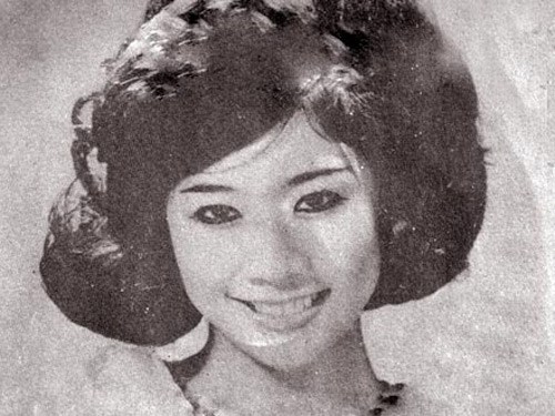 Ca sĩ Kim Loan theo học nhạc sĩ Nguyễn Đức từ năm 8-9 tuổi, bắt đầu sự nghiệp ca hát năm 1966 và nhanh chóng được chú ý bởi vẻ đẹp khá Tây. Vẻ đẹp ấy luôn sáng rực khi bước lên sân khấu.