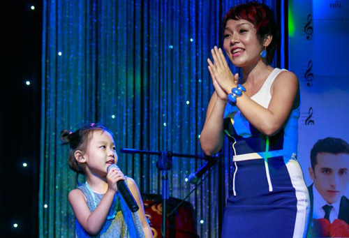 Hai mẹ con ca sỹ Thái Thùy Linh song ca ca khúc Tôi Yêu của nhạc sỹ Phương Uyên