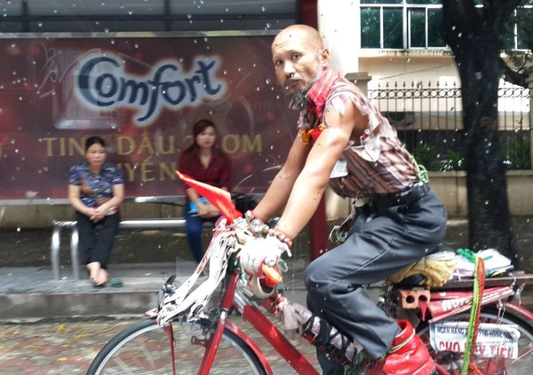 'Quái nhân' với thời trang không đụng hàng xuất hiện trên đường phố Hà Nội.