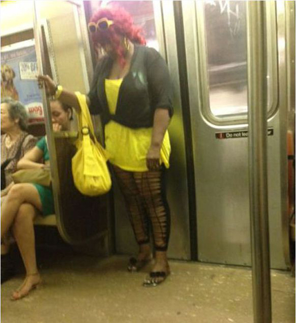 Bạn sẽ thế nào nếu nhìn thấy một người ăn mặc thế này trên xe bus?