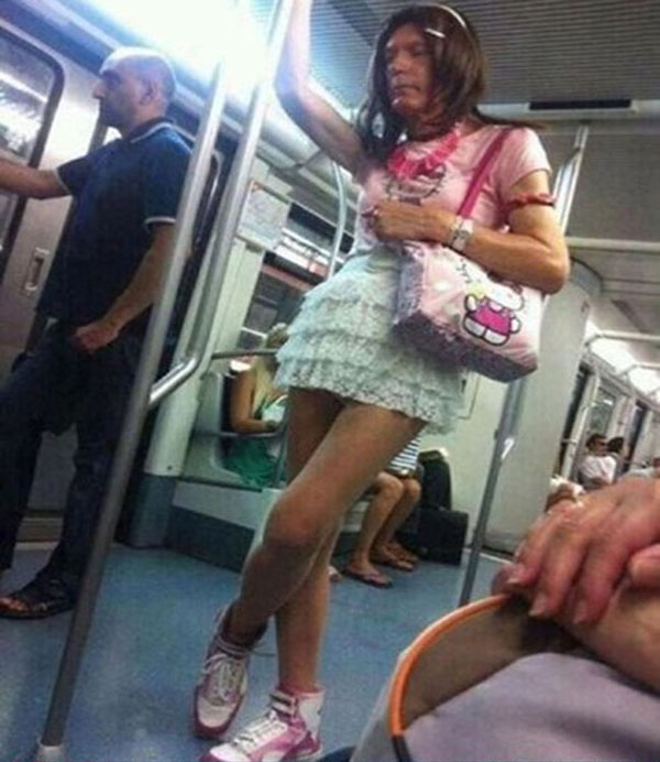 Bạn sẽ thế nào nếu nhìn thấy một người ăn mặc thế này trên xe bus?