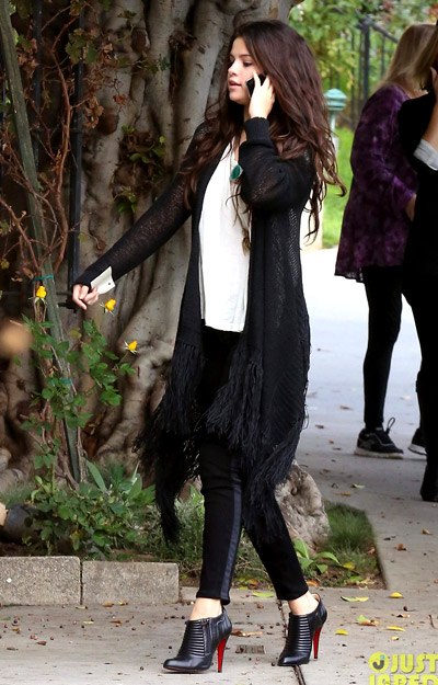 Selena Gomez 'chất' với gam đen, trắng ấn tượng.
