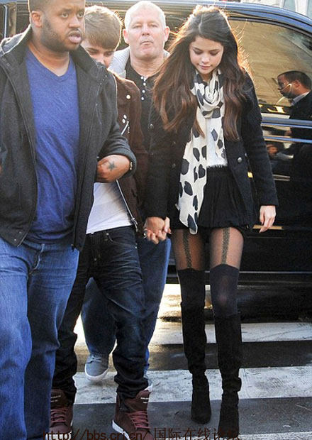 Selena cũng ít khi sử dụng nhiều phụ kiện, thay vào đó cô đầu tư cho một chiếc túi xách và khăn quàng cổ thật thời trang.