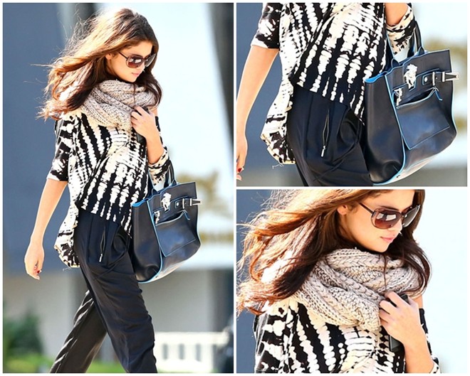 Selena Gomez luôn ra phố mùa đông với khăn choàng ấm.