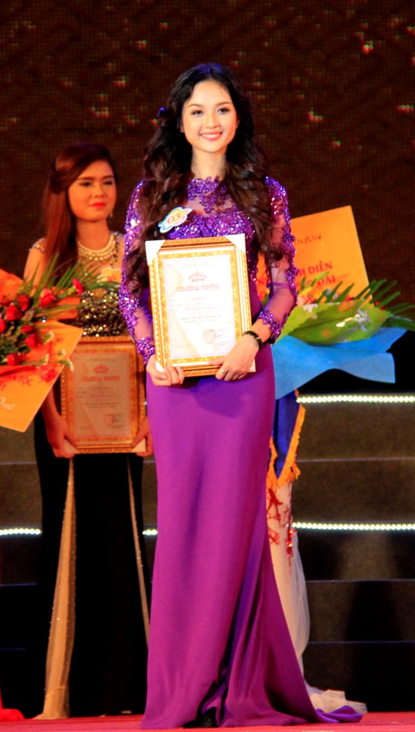 Trong cuộc thi Người đẹp xứ Tuyên 2014, Trương Thị Ngọc Ánh đạt danh hiệu 'Người đẹp có gương mặt khả ái nhất'.