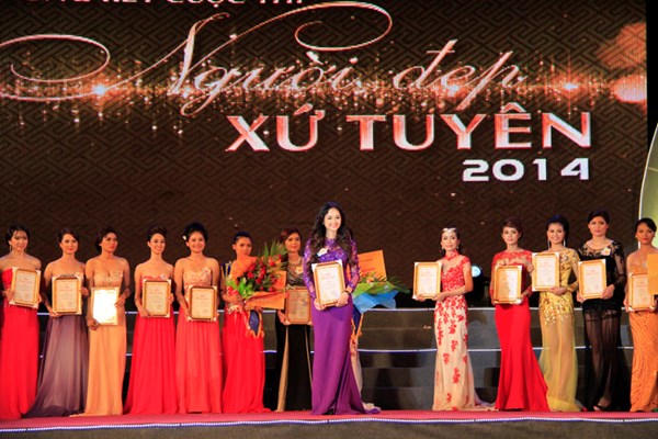 Trương Thị Ngọc Ánh nhận danh hiệu 'Người đẹp có gương mặt khả ái nhất' trong cuộc thi Người đẹp xứ Tuyên 2014.