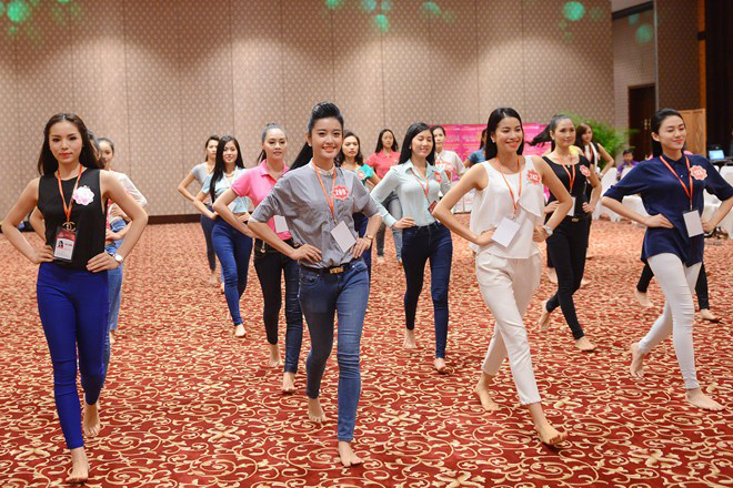 Dàn người đẹp Hoa hậu Việt Nam đang tập luyện.