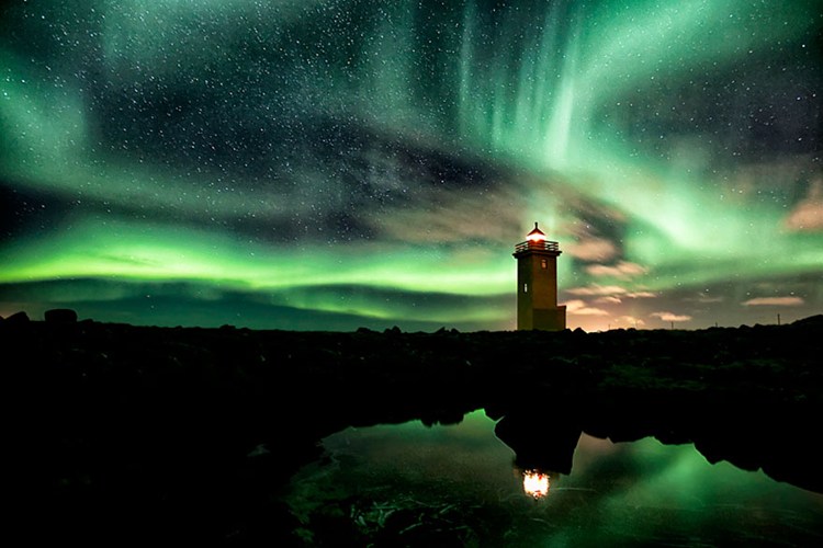 Ngọn hải đăng tại Iceland đẹp huyền ảo như trong những câu truyện cổ tích dưới bầu trời cực quang.