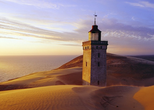 Hải đăng Rubjerg Knude, tọa lạc ở Jutland, Đan Mạch. Được xây dựng năm 1899, với hiều cao 23m tầm chiếu sáng 42 km.
