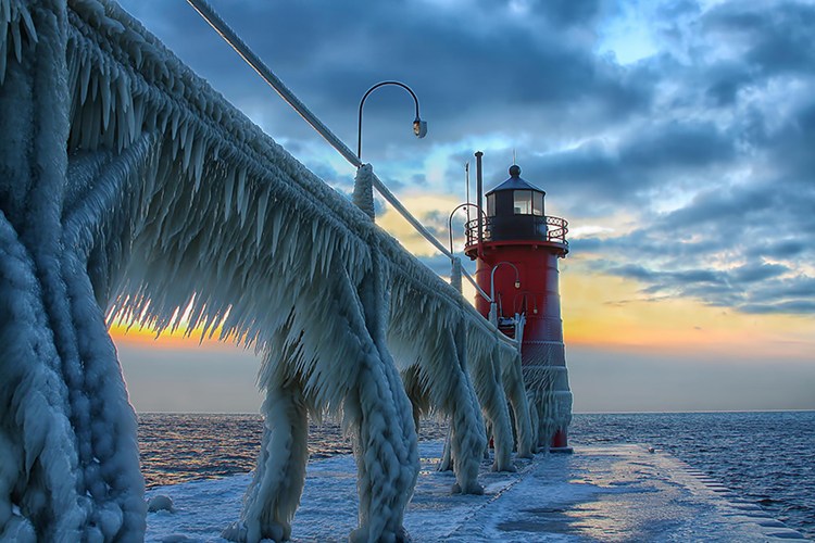 Ngọn hải Đăng St. Joseph North Pier trong mùa đông tại bang Michigan, Mỹ mang một vẻ đẹp diễm lệ với các khối băng trang trí.